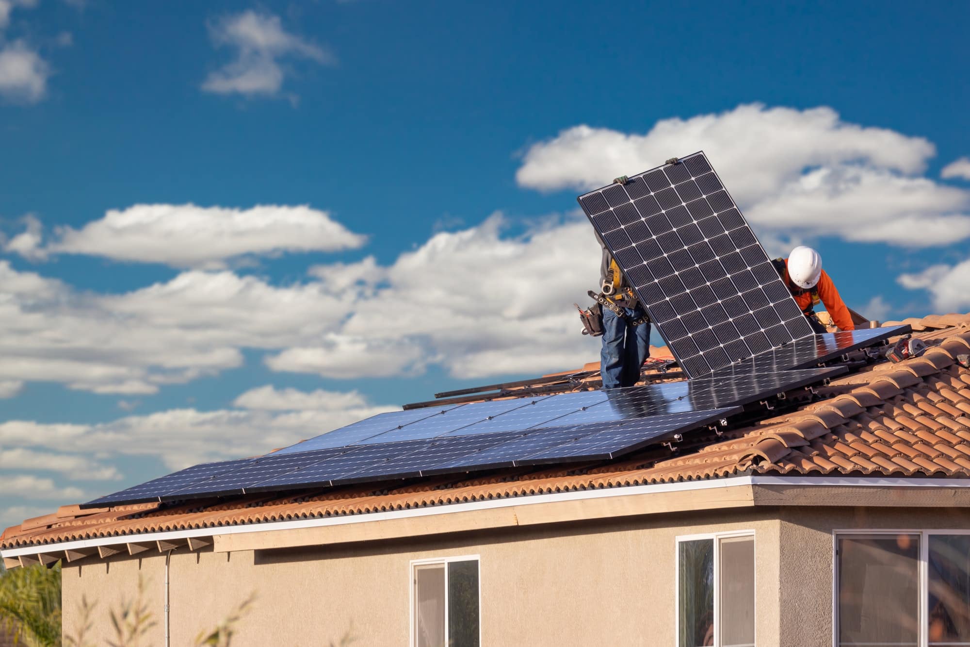 Comment installer des panneaux solaires chez soi ?