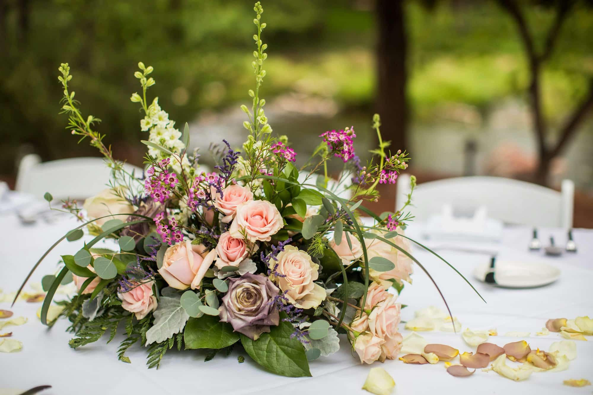 Comment choisir le bon centre de table mariage fleurs pour votre thème ?